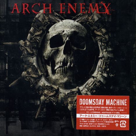 "ARCH ENEMY" in roter Schrift oben, "DOOMSDAY MACHINE" in Weiß auf rotem Hintergrund unten. Schädel von Metallteilen umgeben.