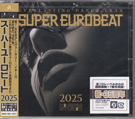 "SUPER EUROBEAT 2025" oben. Japanische Schriftzeichen links und auf Aufkleber rechts. Schwarz-weißes Gesicht im Hintergrund.