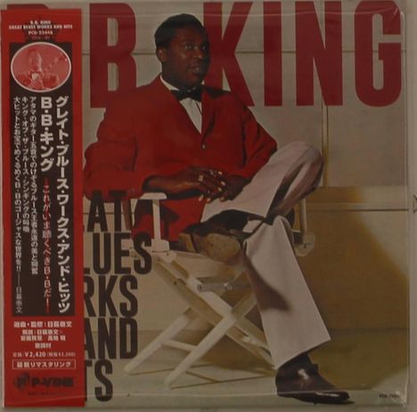 Texte: "GREAT BLUES WORKS AND HITS", "B.B. KING". 

Ein Mann in rotem Jackett sitzt auf einem Regiestuhl. Links ist ein roter Streifen mit japanischem Text.