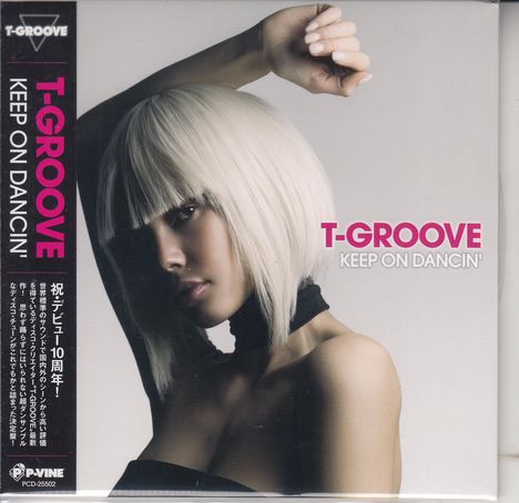 "T-GROOVE KEEP ON DANCIN'" in Weiß und Pink. Blonde Person mit kurzem Haar in schwarzer Kleidung hebt die Hand.