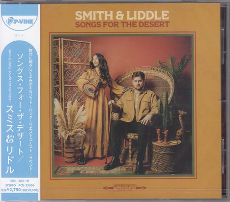 "Smith & Liddle: Songs for the Desert" in großen Buchstaben, Mann und Frau sitzen in einem dekorativen Raum.