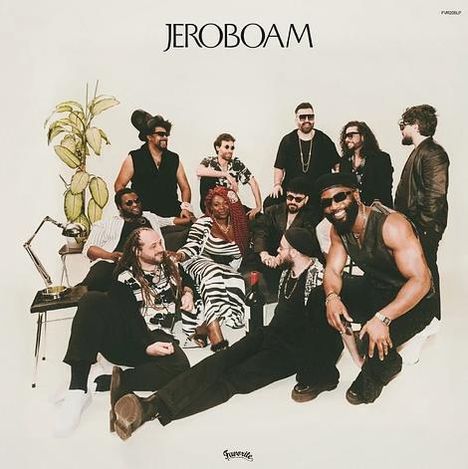 "JEROBOAM" steht oben. Eine Gruppe von Menschen in entspannter Pose, lächelnd und freundlich.
