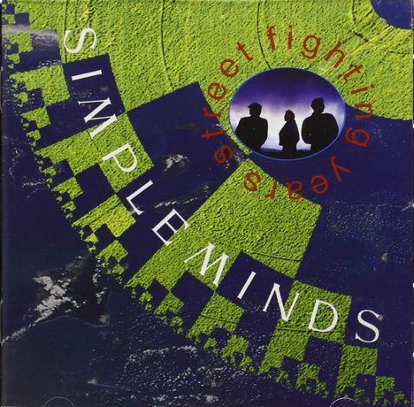 Text: "Street Fighting Years, Simple Minds". Silhouetten von drei Personen vor einem blauen Hintergrund.