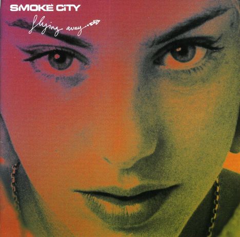 Text: "SMOKE CITY" und "flying away". Nahaufnahme eines Gesichts mit kontrastreichen Farben in Rot und Gelb.