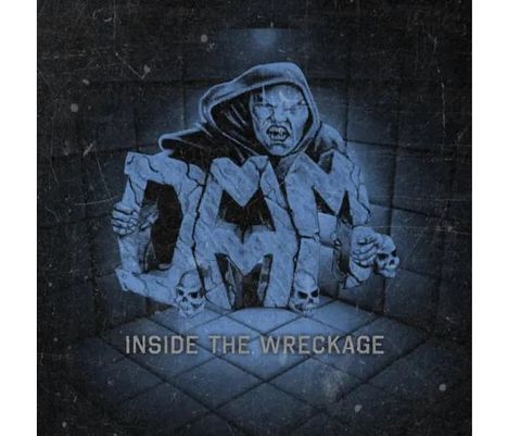 "INSIDE THE WRECKAGE". Eine bleiche, finstere Gestalt hält zersplitterte Buchstaben mit Totenköpfen, im Hintergrund graue Wände.