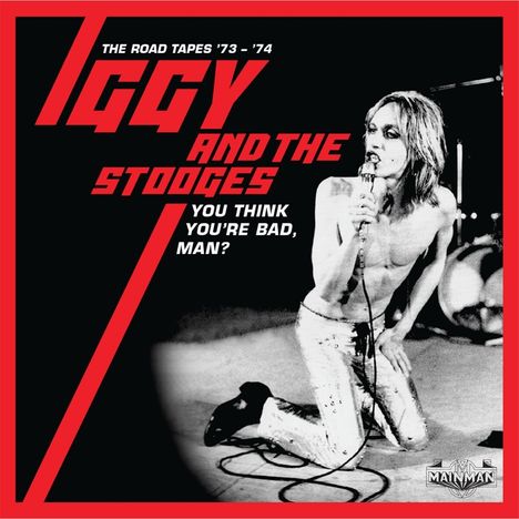 „THE ROAD TAPES ’73 - ’74: IGGY AND THE STOOGES. YOU THINK YOU’RE BAD, MAN?". Sänger kniet, hält Mikrofon.