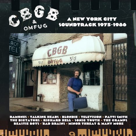 „CBGB & OMFUG“ und „A New York City Soundtrack 1975-1986“. Mann vor Club mit Retro-Schild. Bands gelistet.