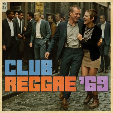 Text: "CLUB REGGAE '69". Ein Paar in Vintage-Kleidung lachend auf Kopfsteinpflaster umringt von Menschen in Anzügen.