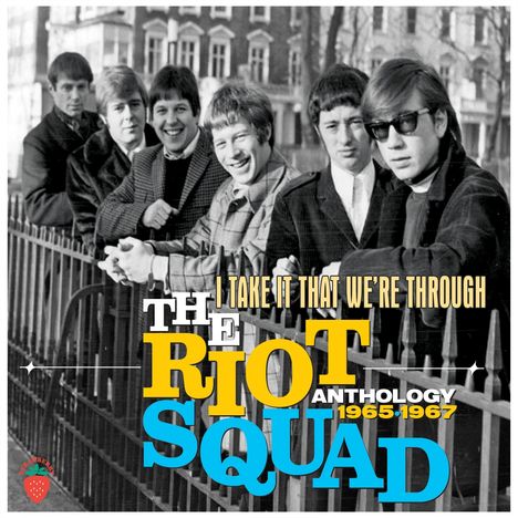 „I TAKE IT THAT WE'RE THROUGH“. THE RIOT SQUAD ANTHOLOGY 1965-1967. Schwarz-weiß-Foto von fünf Männern an einem Zaun.
