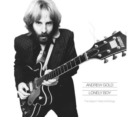 "Andrew Gold, Lonely Boy, The Asylum Years Anthology." Mann mit Gitarre in schwarz-weiß, im Anzug spielend.