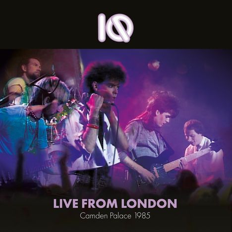 "Live from London, Camden Palace 1985" steht unten. Oben ist ein Logo zu sehen. Eine Band spielt auf der Bühne.