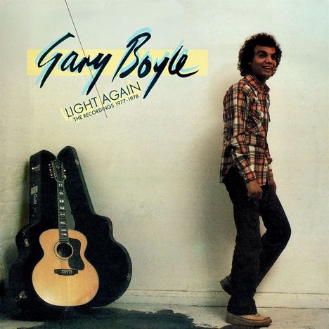 „Gary Boyle Light Again The Recordings 1977-1978“. Mann in kariertem Hemd neben Gitarre in Hülle.