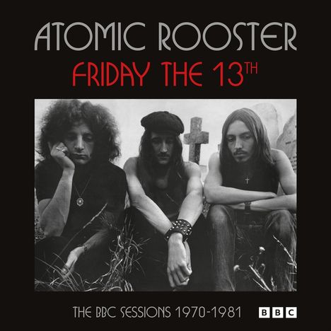 „ATOMIC ROOSTER“, „FRIDAY THE 13th“, „THE BBC SESSIONS 1970-1981“. Drei nachdenkliche Männer vor Grabsteinen.