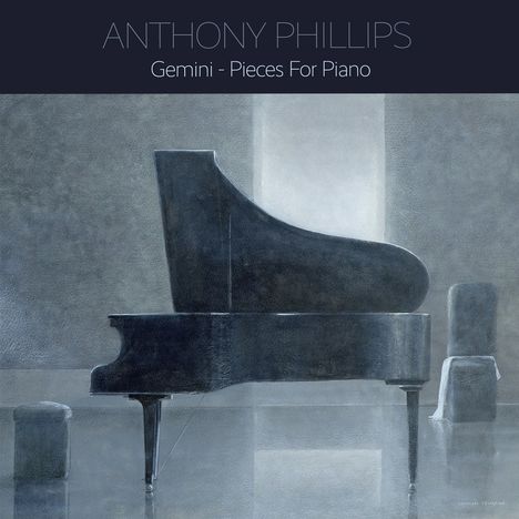 "Anthony Phillips, Gemini - Pieces For Piano." Ein dunkles Klavier in einem grauen Raum, minimalistisch und ruhig.