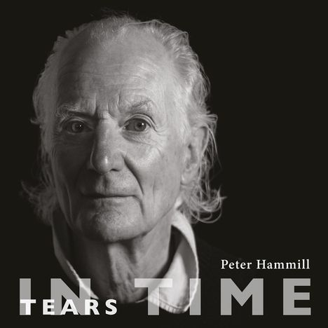 Text: "Tears in Time, Peter Hammill." Schwarz-Weiß-Porträt eines älteren Mannes mit ernstem Ausdruck.