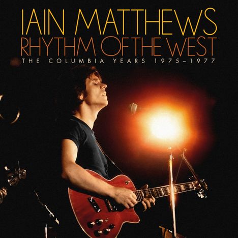 „IAIN MATTHEWS RHYTHM OF THE WEST THE COLUMBIA YEARS 1975-1977“ Ein Mann mit roter Gitarre singt vor Mikrofon.