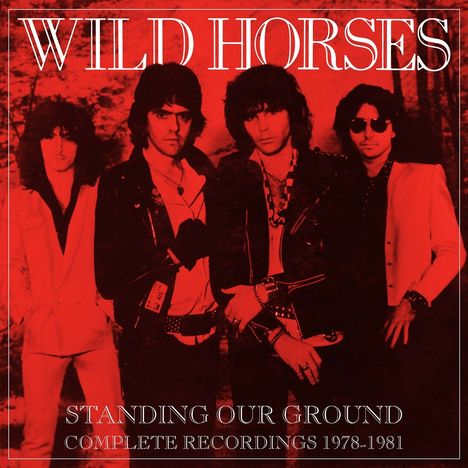 "WILD HORSES" oben in großen Buchstaben, darunter "STANDING OUR GROUND" und "COMPLETE RECORDINGS 1978-1981". Rot-schwarzes Foto von vier Männern.