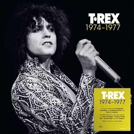 "T.REX 1974-1977" steht zweimal geschrieben. Schwarz-weißes Bild eines Sängers mit Mikrofon in einem gemusterten Outfit.