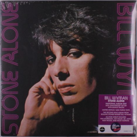"Stone Alone" und "Bill Wyman" in lila Text. Portrait eines Mannes, Hand am Gesicht.