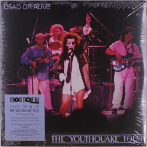 Texte: "DEAD OR ALIVE", "THE YOUTHQUAKE TOUR". Band auf der Bühne, zentrale Person im Vordergrund hebt Arm.