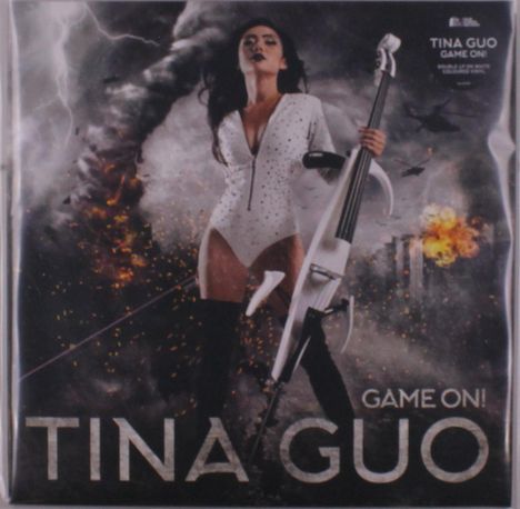 "TINA GUO GAME ON!"
Eine Frau in weißem Anzug mit Cello vor einem stürmischen Hintergrund mit Explosionen.