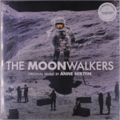 „THE MOONWALKERS“ in großen Buchstaben. Ein Astronaut steht auf einer Mondoberfläche, umgeben von kleinen Figuren.
