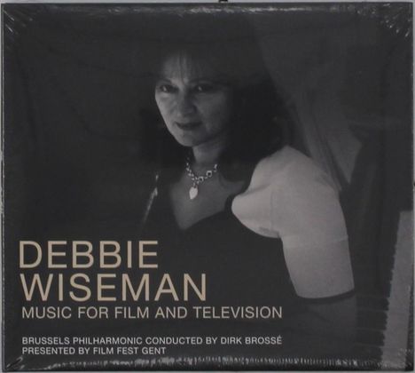 „DEBBIE WISEMAN MUSIC FOR FILM AND TELEVISION.“ Darunter eine Frau in Schwarz-Weiß, mit Schmuck, formell gekleidet.