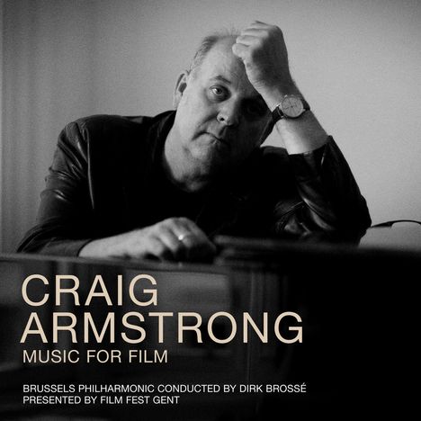 Texte: "CRAIG ARMSTRONG. MUSIC FOR FILM. BRUSSELS PHILHARMONIC CONDUCTED BY DIRK BROSSÉ. PRESENTED BY FILM FEST GENT." Eine Person in Schwarz-Weiß, nachdenklich.
