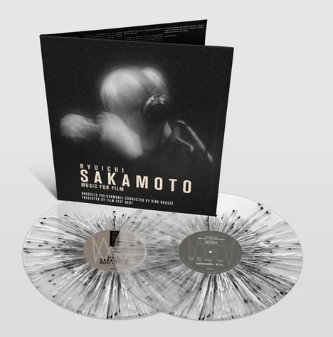 Text: "Ryuichi Sakamoto - Music for Film. Brussels Philharmonic conducted by Dirk Brossé."  
Schallplatten mit verschwommenem Covermotiv.