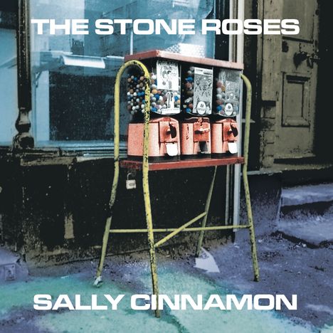 "The Stone Roses" und "Sally Cinnamon" in weißem Text; ein nostalgischer Kaugummiautomat vor einem alten Gebäude.