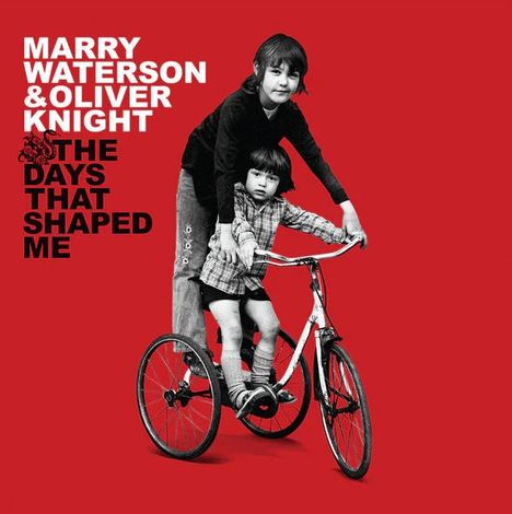 "Marry Waterson & Oliver Knight The Days That Shaped Me." Zwei Kinder auf einem Fahrrad, roter Hintergrund.
