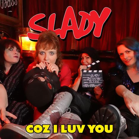 "SLADY" in Rot, "COZ I LUV YOU" in Gelb unten, vier Frauen posieren spielerisch, eine hält eine Filmklappe.