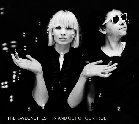 "The Raveonettes" und "In and Out of Control" stehen unten. Zwei Personen mit Seifenblasen, schwarz-weiß gehalten.