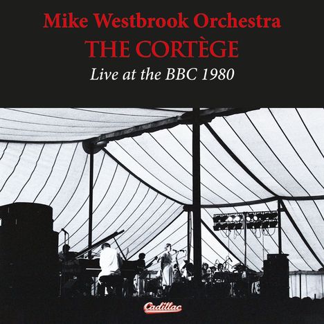 "Mike Westbrook Orchestra THE CORTÈGE Live at the BBC 1980". Schwarz-weißes Konzertfoto in einem Festzelt.