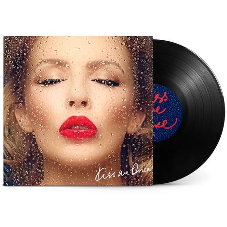 "Kiss me Once", Coverbild einer Frau mit roten Lippen und geschlossenen Augen hinter regennassem Glas, daneben eine Schallplatte.