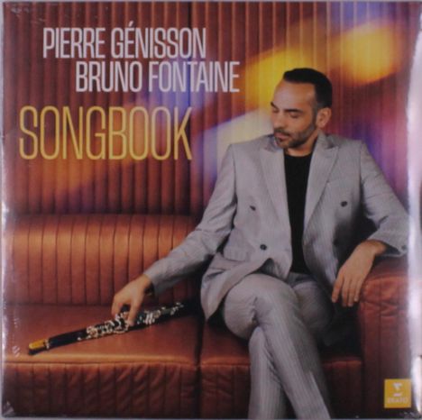 Text: "PIERRE GÉNISSON, BRUNO FONTAINE, SONGBOOK". Ein Mann im Anzug sitzt auf einem braunen Sofa mit einem Klarinettenteil.