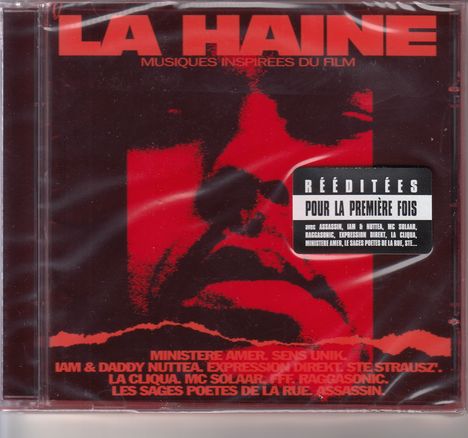 "RÉÉDITÉES POUR LA PREMIÈRE FOIS" steht auf einem Aufkleber. Oben "LA HAINE" in Rot, darunter ein grobes Porträt.