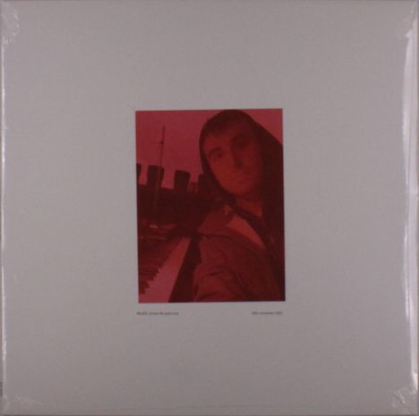 Text: "PALACE around the piano live. 25th November 2022."  
Ein rotes Foto eines Mannes mit einem Klavier im Hintergrund.