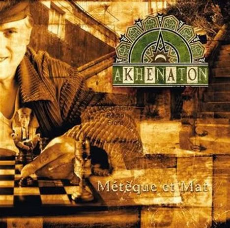 Text: "AKHENATON", "Météque et Mat". Ein Mann spielt Schach auf einer Treppe, warmes Farbschema mit nostalgischem Gefühl.