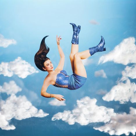 Illustration einer Frau im blauen Outfit, die durch den Himmel mit Wolken zu fallen scheint.