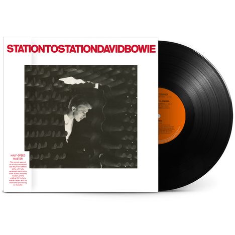 „STATIONTOSTATIONDAVIDBOWIE“ in roter Schrift. Schwarz-weißes Foto eines Mannes und eine Schallplatte rechts.
