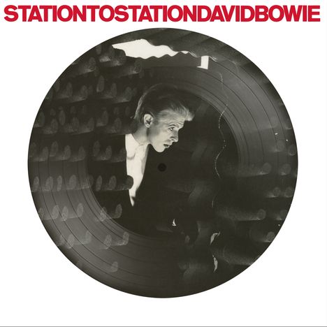 „STATIONTOSTATIONDAVIDBOWIE“ in Rot. Schwarz-weißes Bild eines jungen Mannes seitlich auf einer Schallplatte.