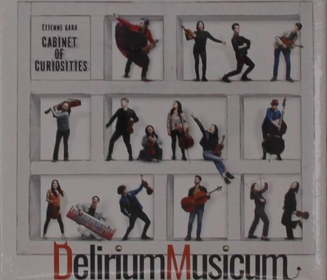 Text: "Étienne Gara Cabinet of Curiosities" und "Delirium Musicum". Menschen posieren mit Musikinstrumenten in kleinen Boxen.