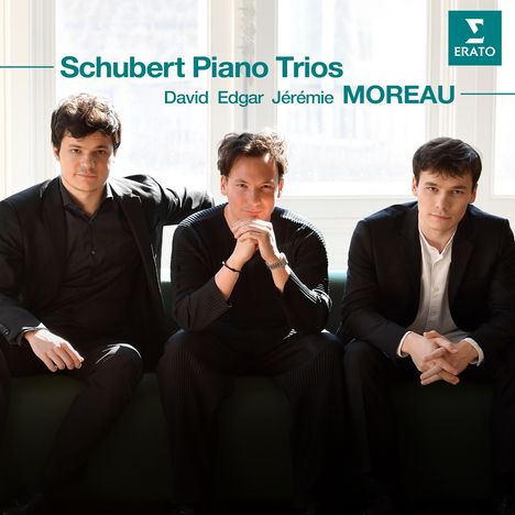 „Schubert Piano Trios“ steht oben, darunter „David Edgar Jérémie MOREAU“. Drei Männer in Anzügen auf einem Sofa.