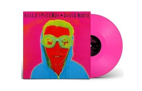 „HALLO SPACEBOY * DAVID BOWIE“ in Schwarz steht oben. Darunter ein buntes Bild von einem Gesicht mit großer Brille. Pinke Vinylplatte.