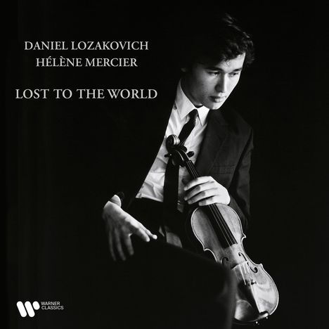 Daniel Lozakovich, Hélène Mercier, "Lost to the World". Schwarz-weiß, Person im Anzug mit Violine.