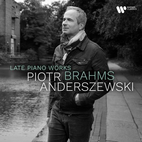 LATE PIANO WORKS, PIOTR BRAHMS ANDERSZEWSKI. Schwarz-weiß Bild eines Mannes an einem Fluss, Logo von Warner Classics.