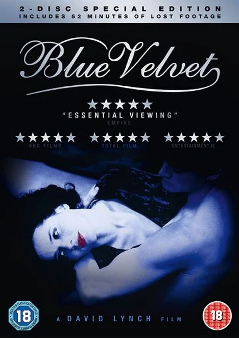 "Blue Velvet" in eleganter Schrift, darunter "Essential Viewing" und Sternebewertungen. Eine Frau in Weiß und Blau liegt sinnlich da.