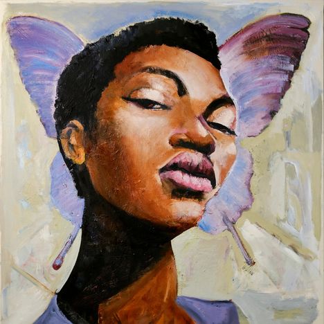 Eine gemalte Person mit Schmetterlingsflügeln im Hintergrund, die violett und rosa schimmern.