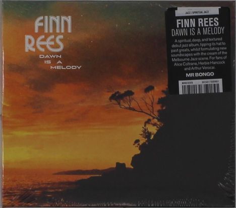 "FINN REES DAWN IS A MELODY". Sonnenuntergang mit Silhouette eines Baumes am Wasser, stimmungsvolle Farben.